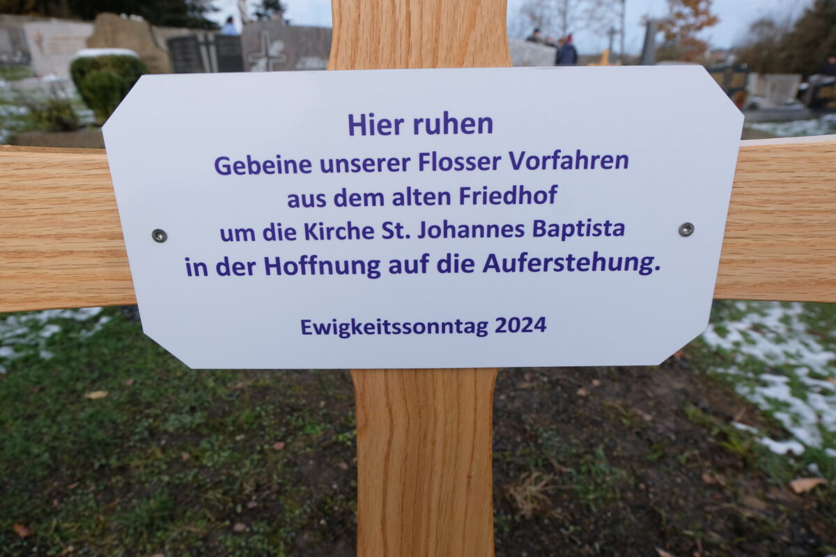 Gebeine im Floßer Friedhof neu beigesetzt