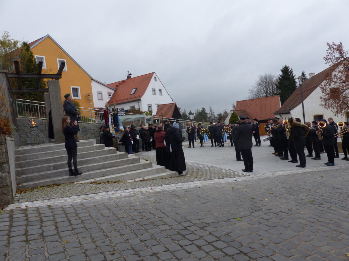 Leuchtenberg gedenkt am neuen Mahnmal der Kriegsopfer