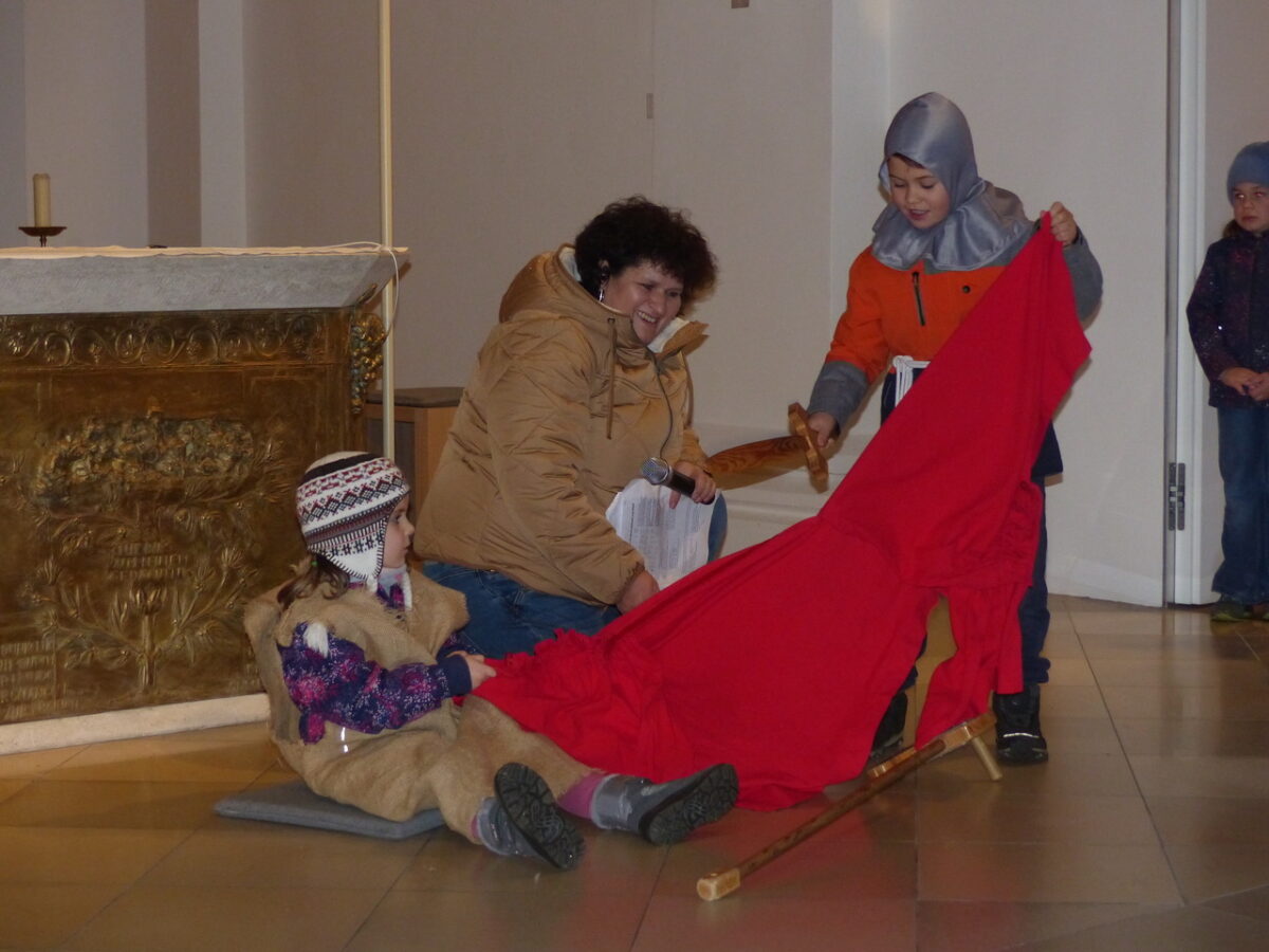 Leuchtenbergs Kinder feiern St. Martin mit leuchtendem Umzug