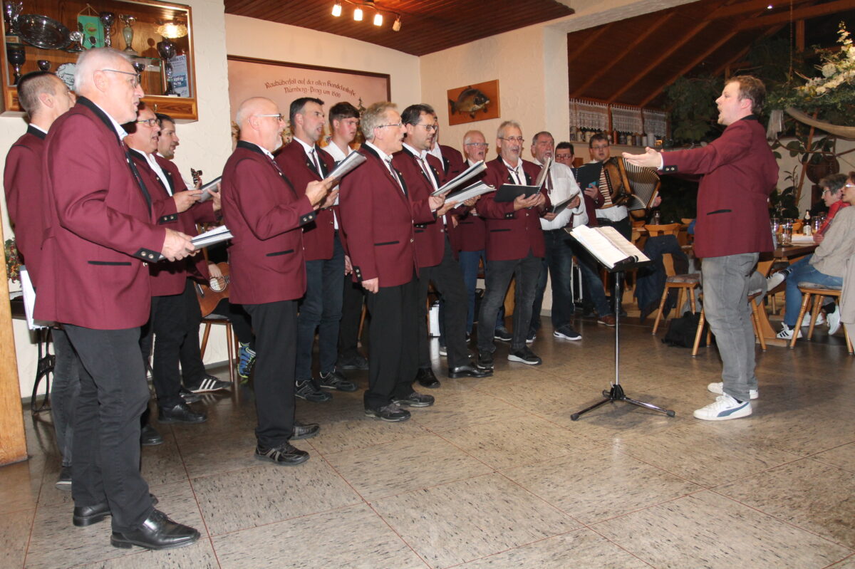 MGV-Chor begeistert beim Wirtshaussingen zum Jubiläum