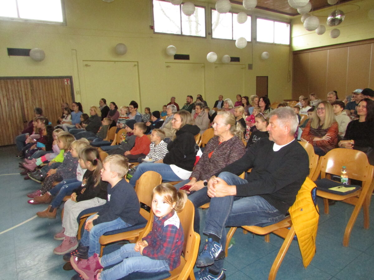 Magische Abenteuer: Olli im Kasperltheater begeistert