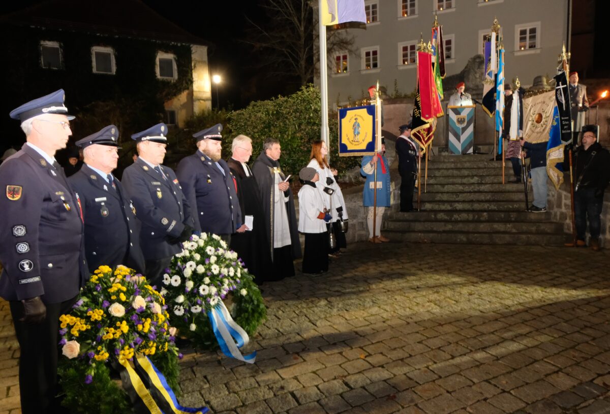 Markt Floß gedenkt: Vereint für Frieden und Zukunft