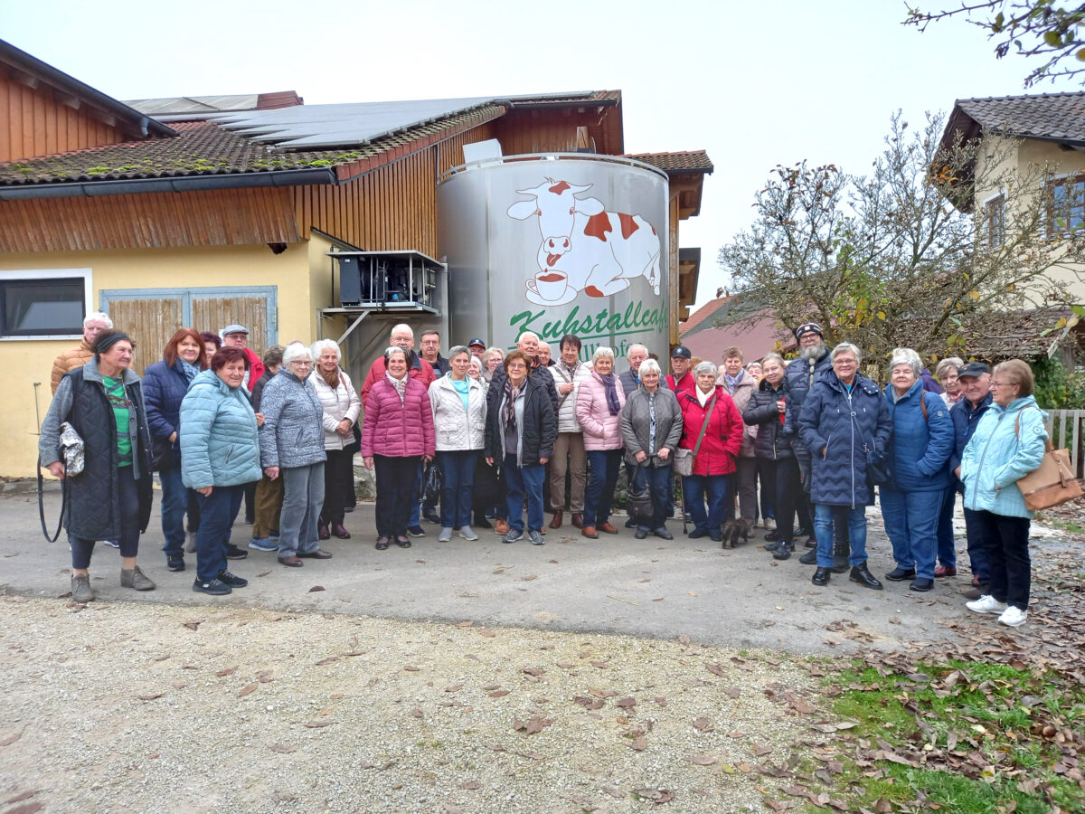 Maxhütter Senioren besuchen erstes Kuhstallcafé