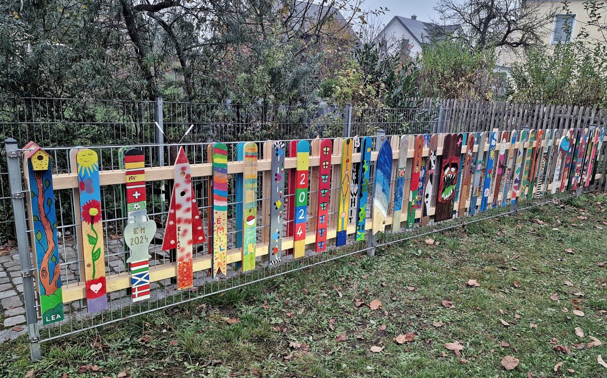 Zaunlatten schmücken in Pirk die Trebsauerstraße