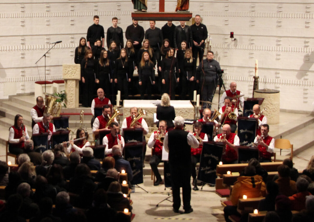 Stimmungsvolles Adventskonzert in Kirchenthumbach: Chor Polyphonia und Blaskapelle laden ein