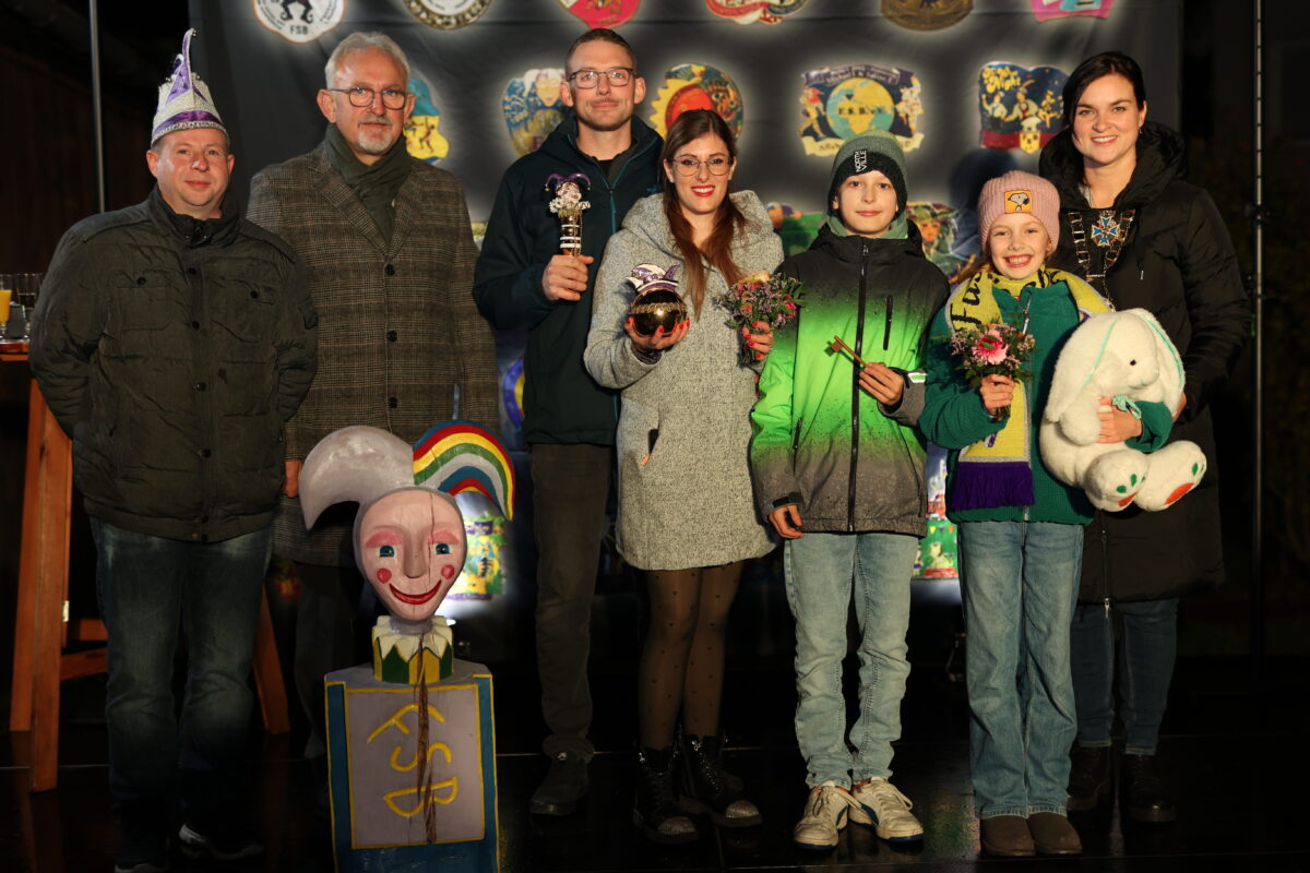 Die Tollitäten des Stammtisches Botzersreuth für den Fasching 2025 zusammen Präsident Benjamin Bonczyk (1. von Links), Bürgermeister Rudolf Schopper (2.von Links) und Präsidentin Eva Frischholz (rechts).