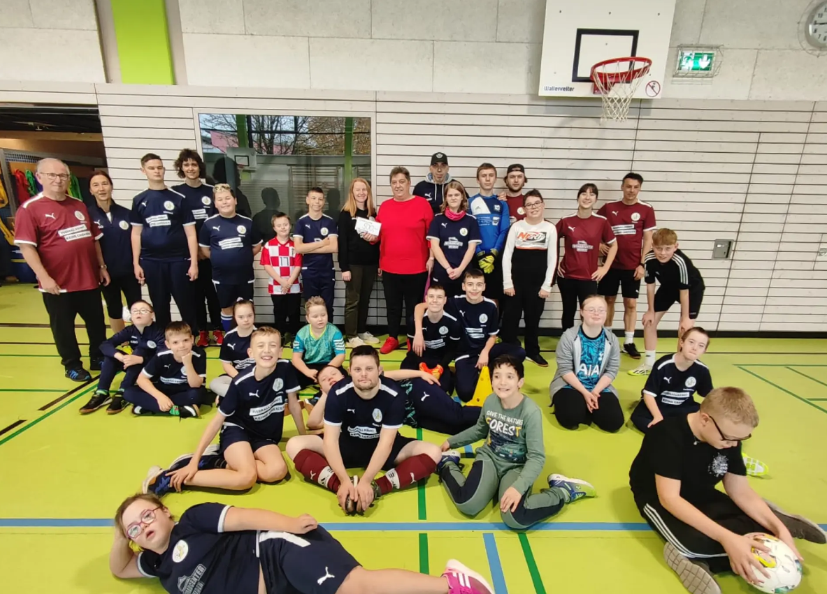 Störnsteiner Strickrunde unterstützt Bananenflanke mit 500 Euro