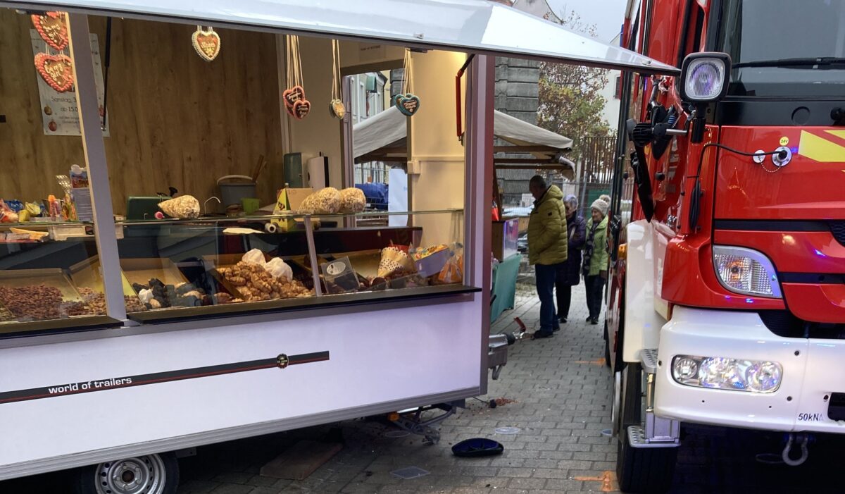 [Update] Feuerwehrauto nimmt Kirwa-Stand in Neustadt mit - 16 Personen betroffen