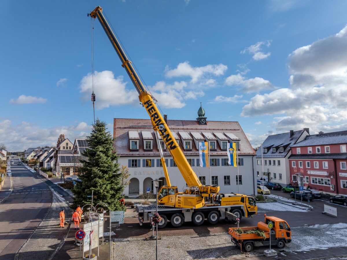 Wackersdorfer Rathaus schmückt nun ein 13-Meter-Christbaum