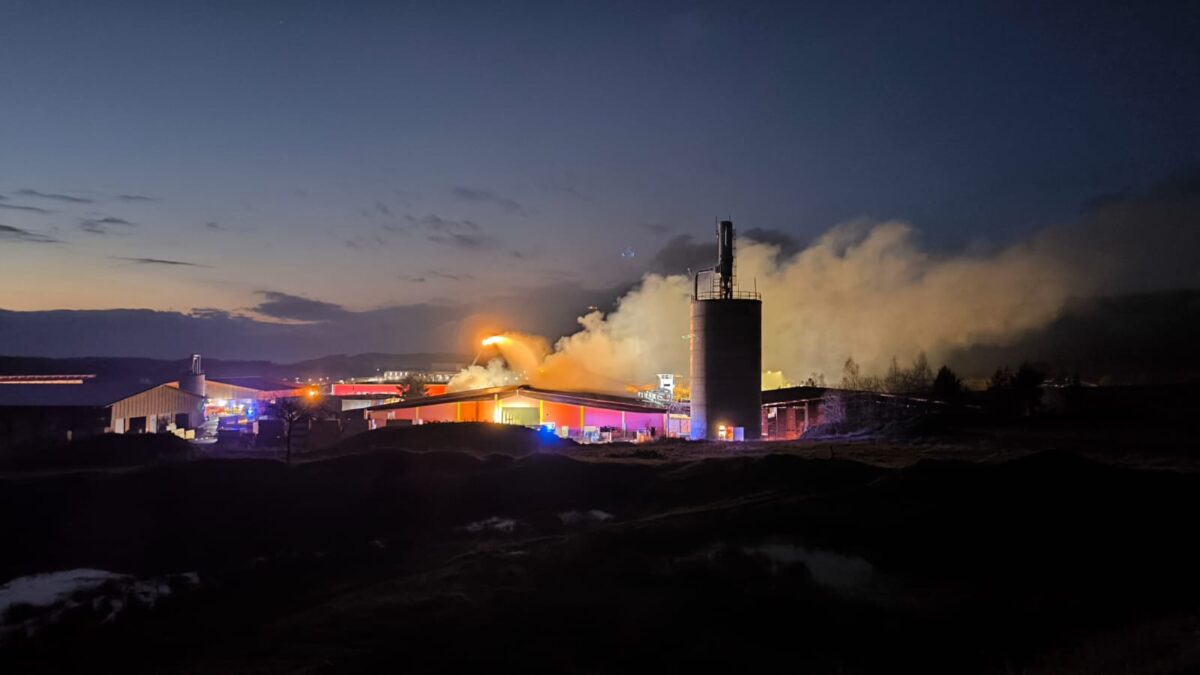 [Update 27.11.2024] Sachschaden beim Brand im Ziegler-Holzwerk wird auf achtstelligen Bereich geschätzt
