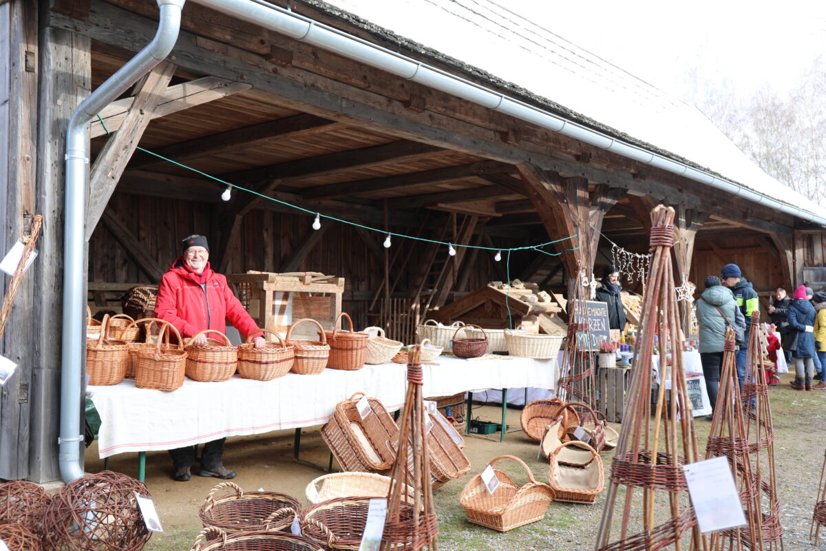 Wintermarkt lockt mit Tradition und Genuss ins Freilandmuseum