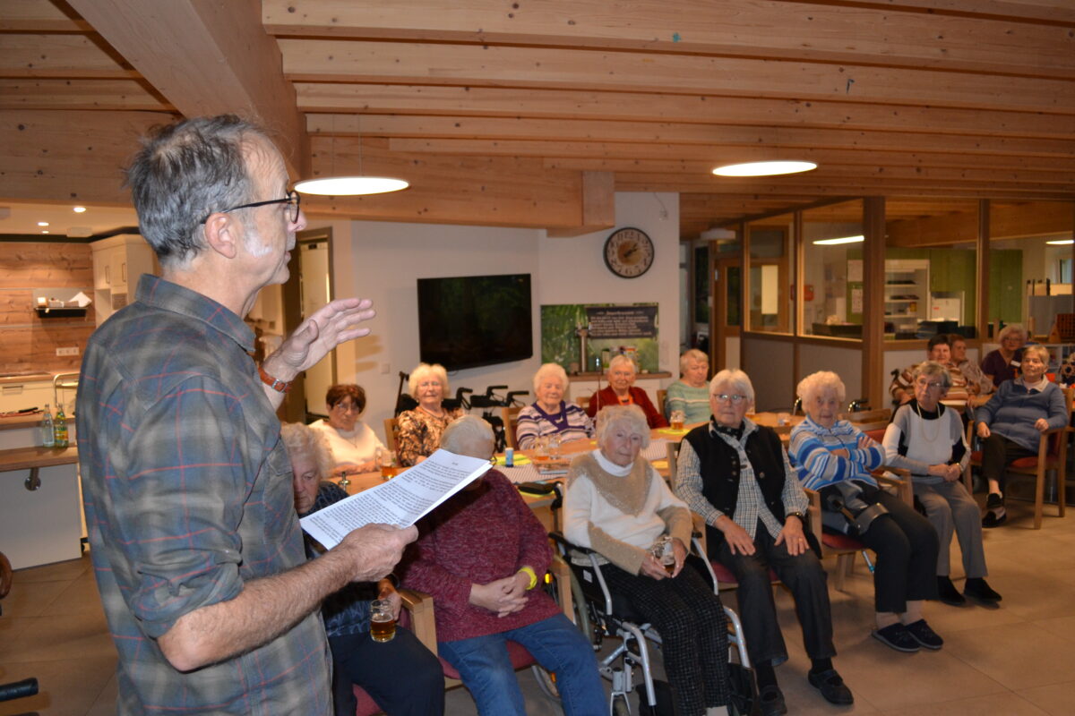 Kitty Fütterer vergnügt ARV-Seniorinnen und -Senioren mit Zoigl und lustigen Anekdoten