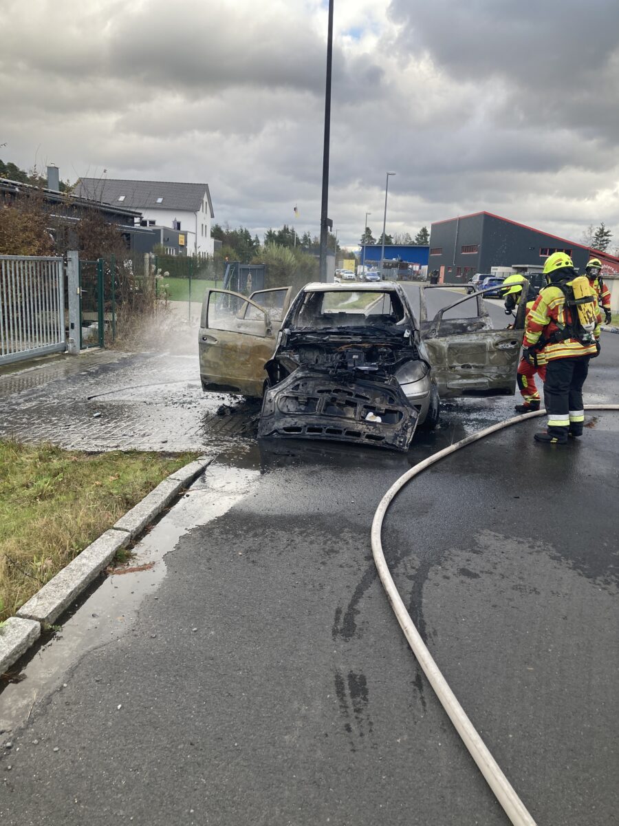 Zwei Autos in Mantel und Theisseil ausgebrannt