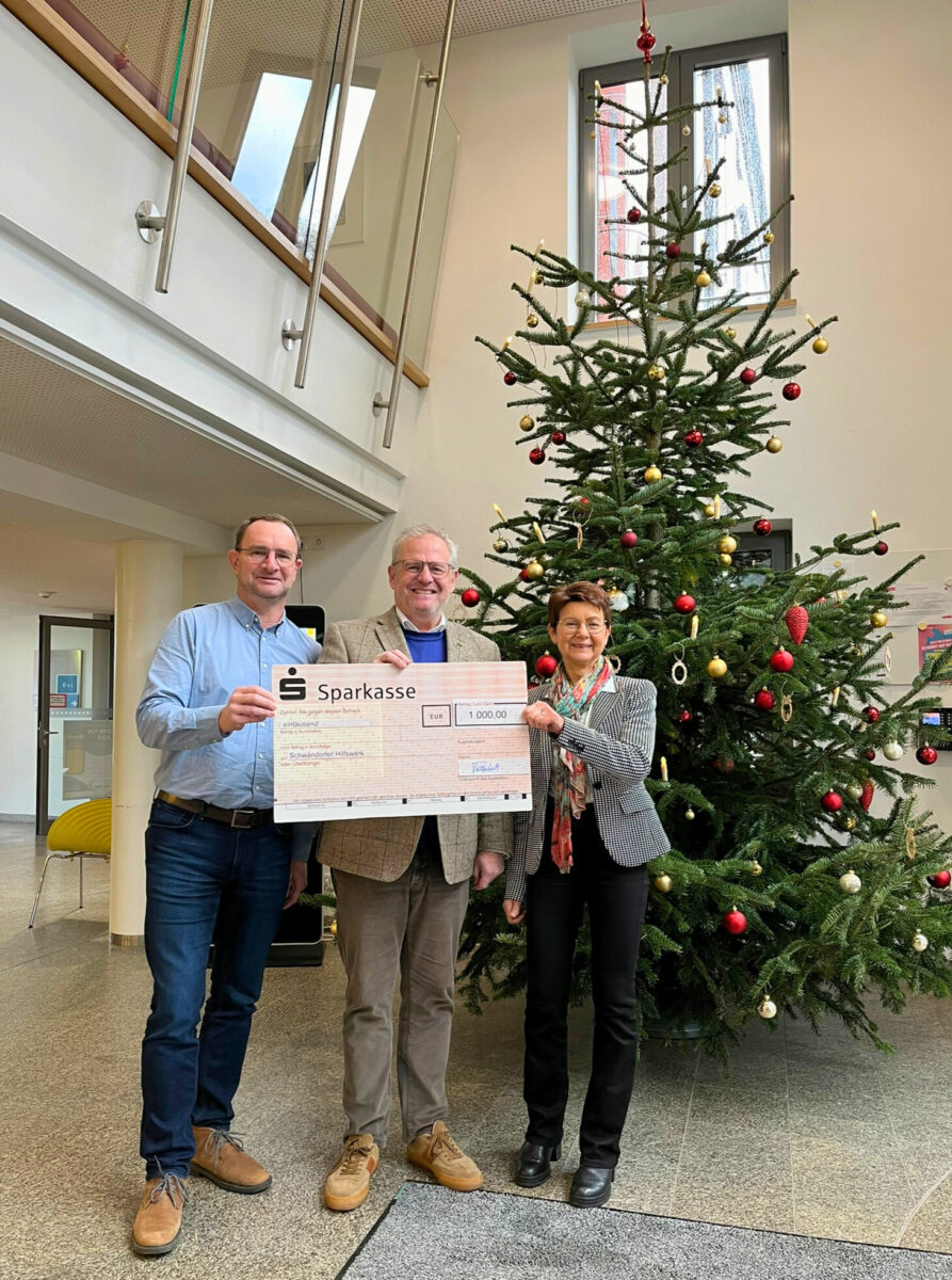 1000 Euro Spende für Schwandorfer Hilfswerk