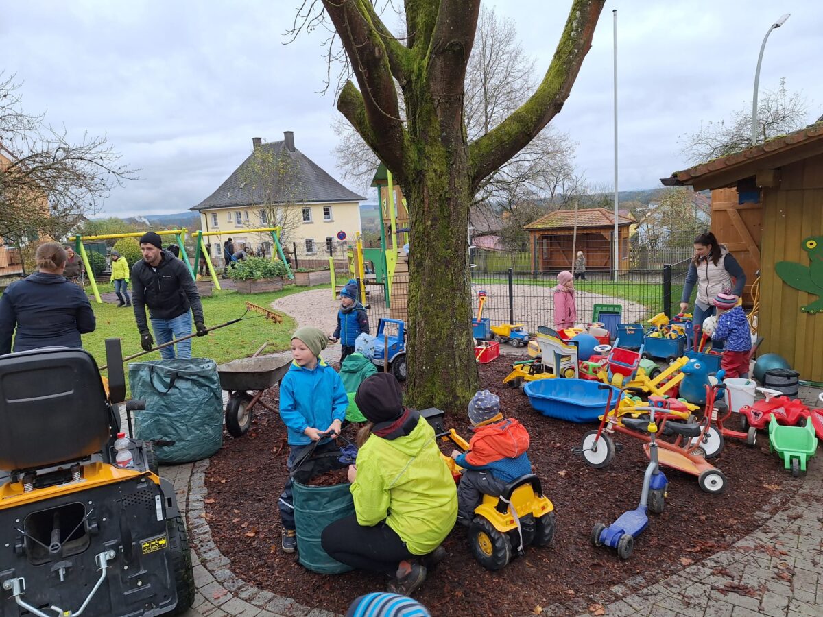Gartenaktion im Kinderhaus: bewaffnet mit Heckenscheren, Rechen und Schubkarren