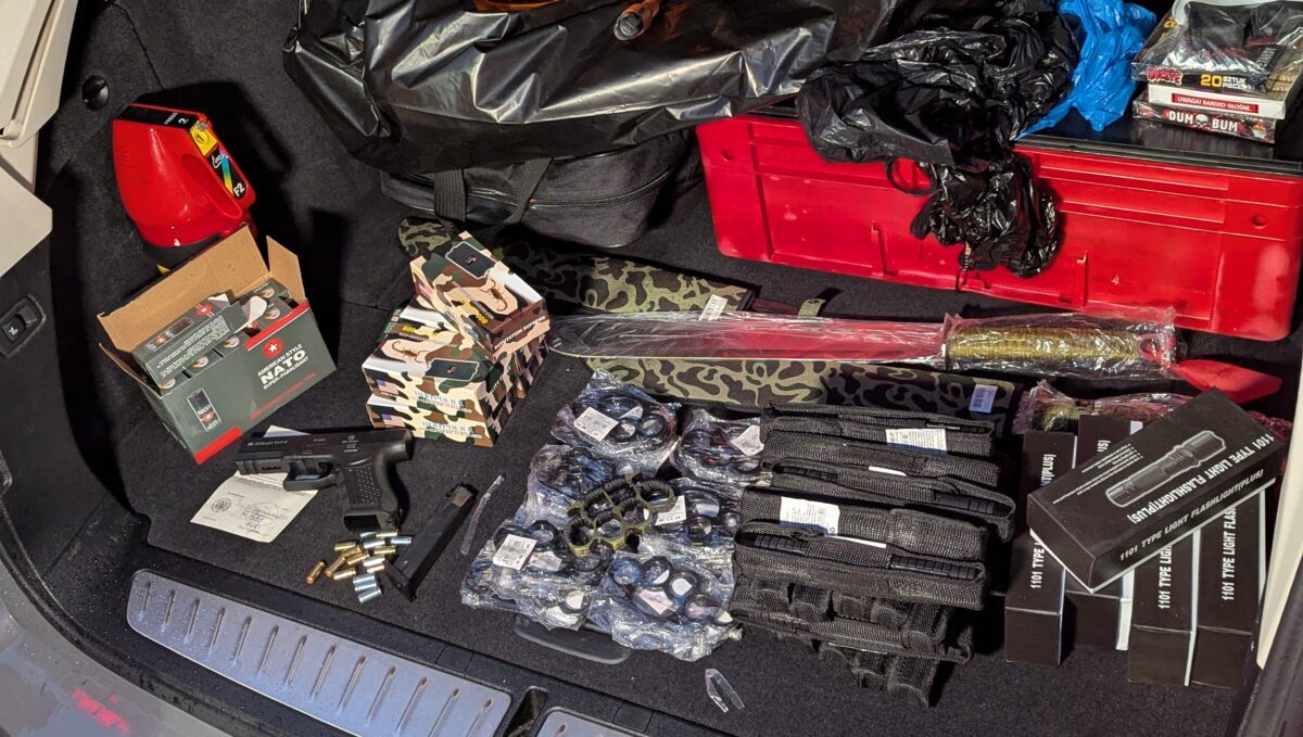 63 verbotene Waffen als Geschenke sichergestellt