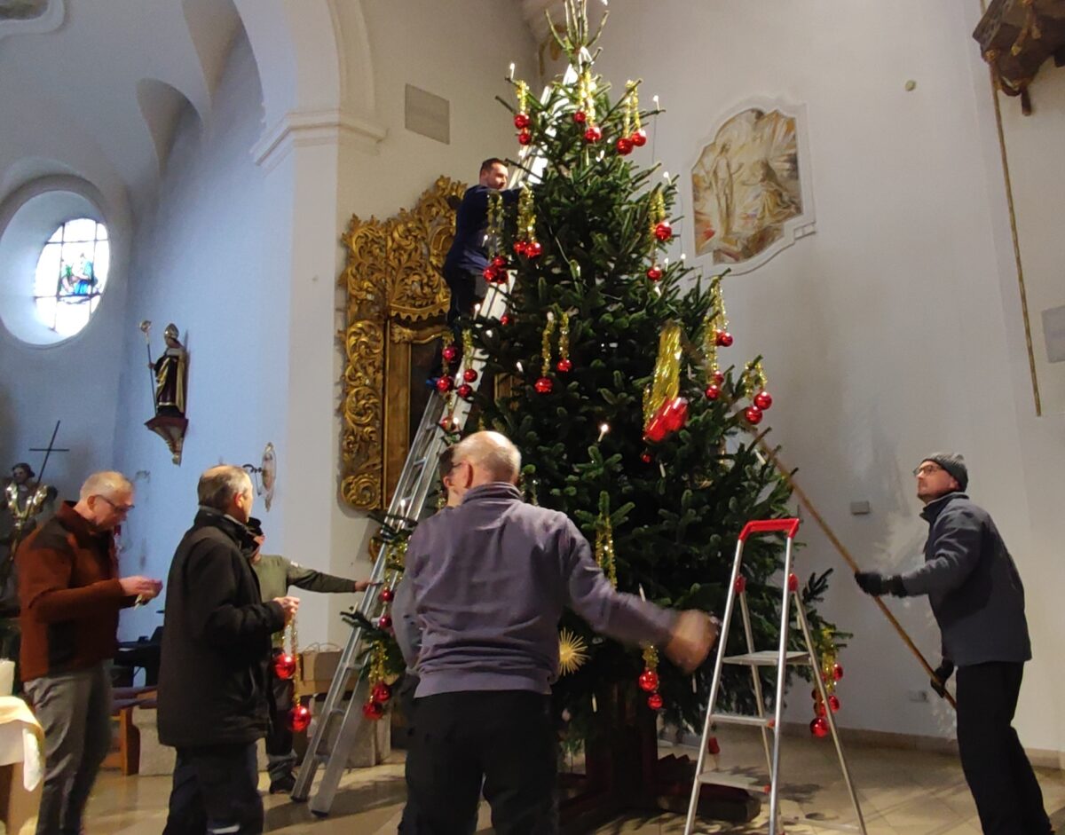 Katholischer Männerverein sorgt für prächtigen Christbaum in Floß