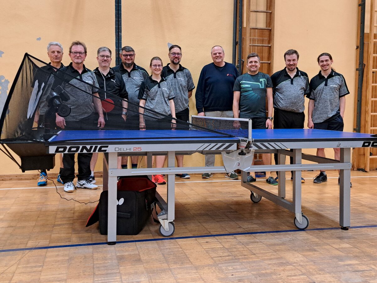 DJK Neuhaus rüstet auf: Neuer Roboter für Tischtennis-Team