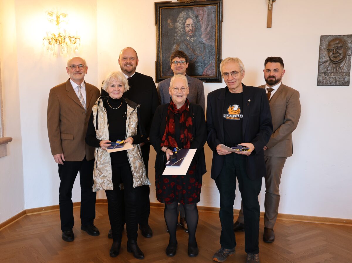 Ehrenzeichen für Engagement im Landkreis NEW verliehen