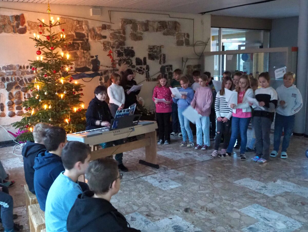 Presse Grundschule Erbendorf: Adventsmorgen der dritten und vierten Jahrgangsstufe