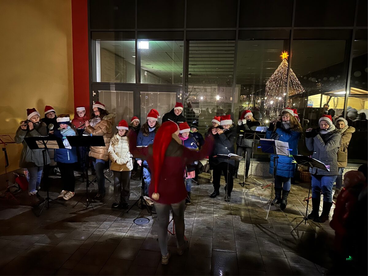 Erbendorfer Weihnachtskonzert im Stadtpark begeistert über 100 Gäste