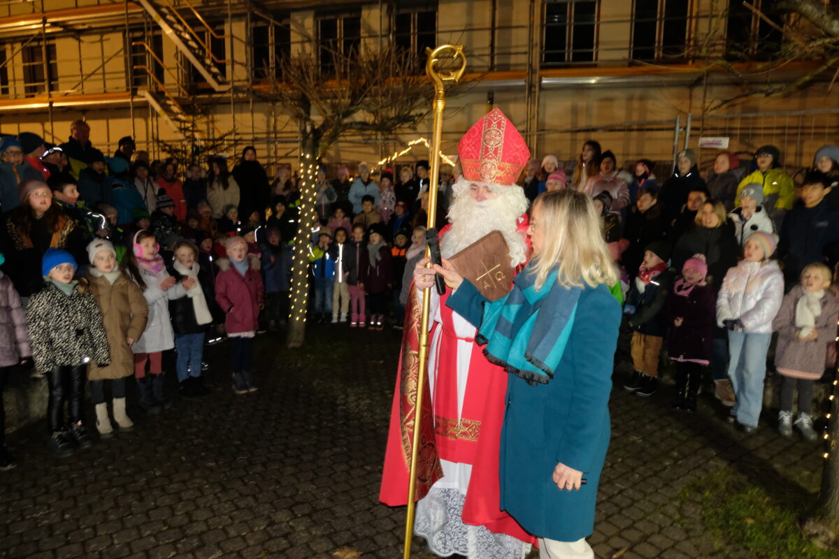 Erfolgreicher erster Adventsmarkt in Floß und Flossenbürg