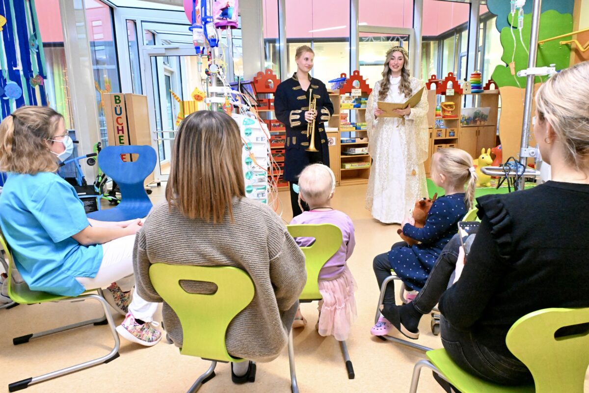 Fürstliches Christkind überrascht KUNO-Kinderklinik