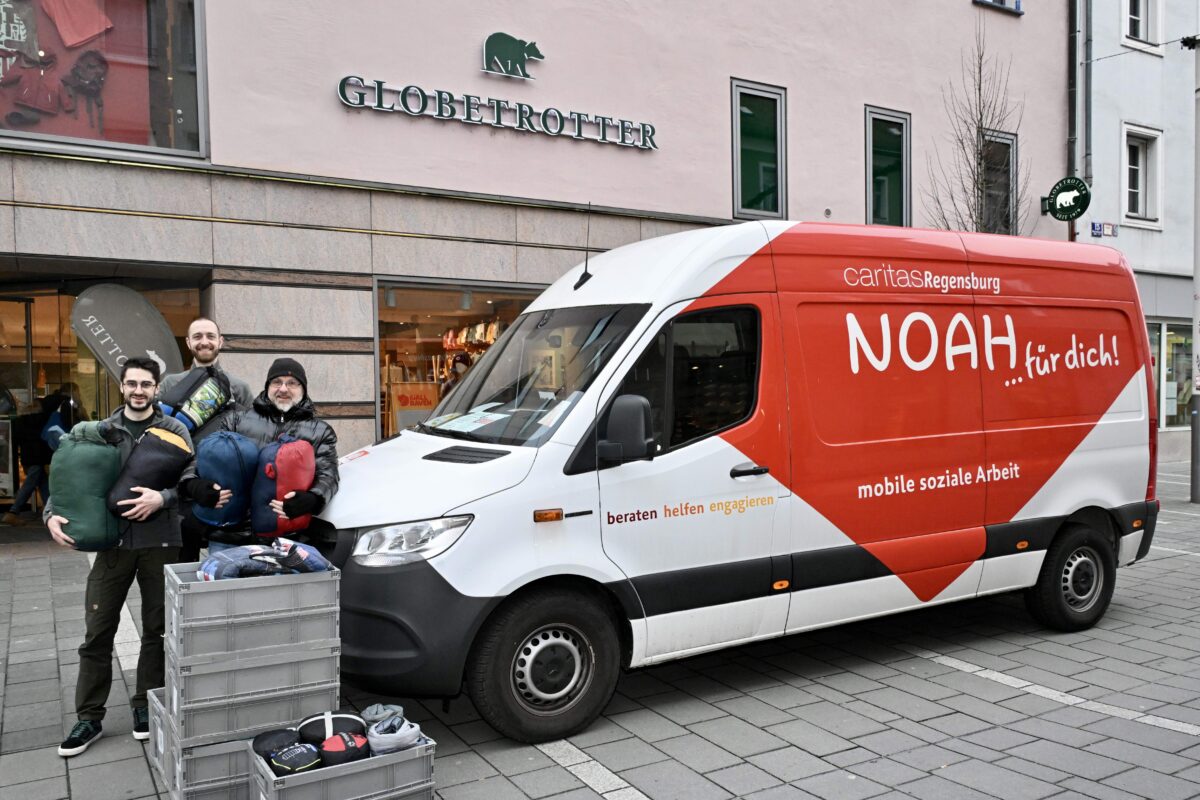 Ausrüstungsspezialist unterstützt Obdachlose mit Schlafsack-Spende