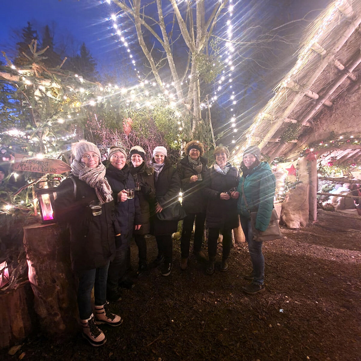 Landkreis-Landvolk am Christkindlmarkt in Altötting und Waldweihnacht in Halsbach