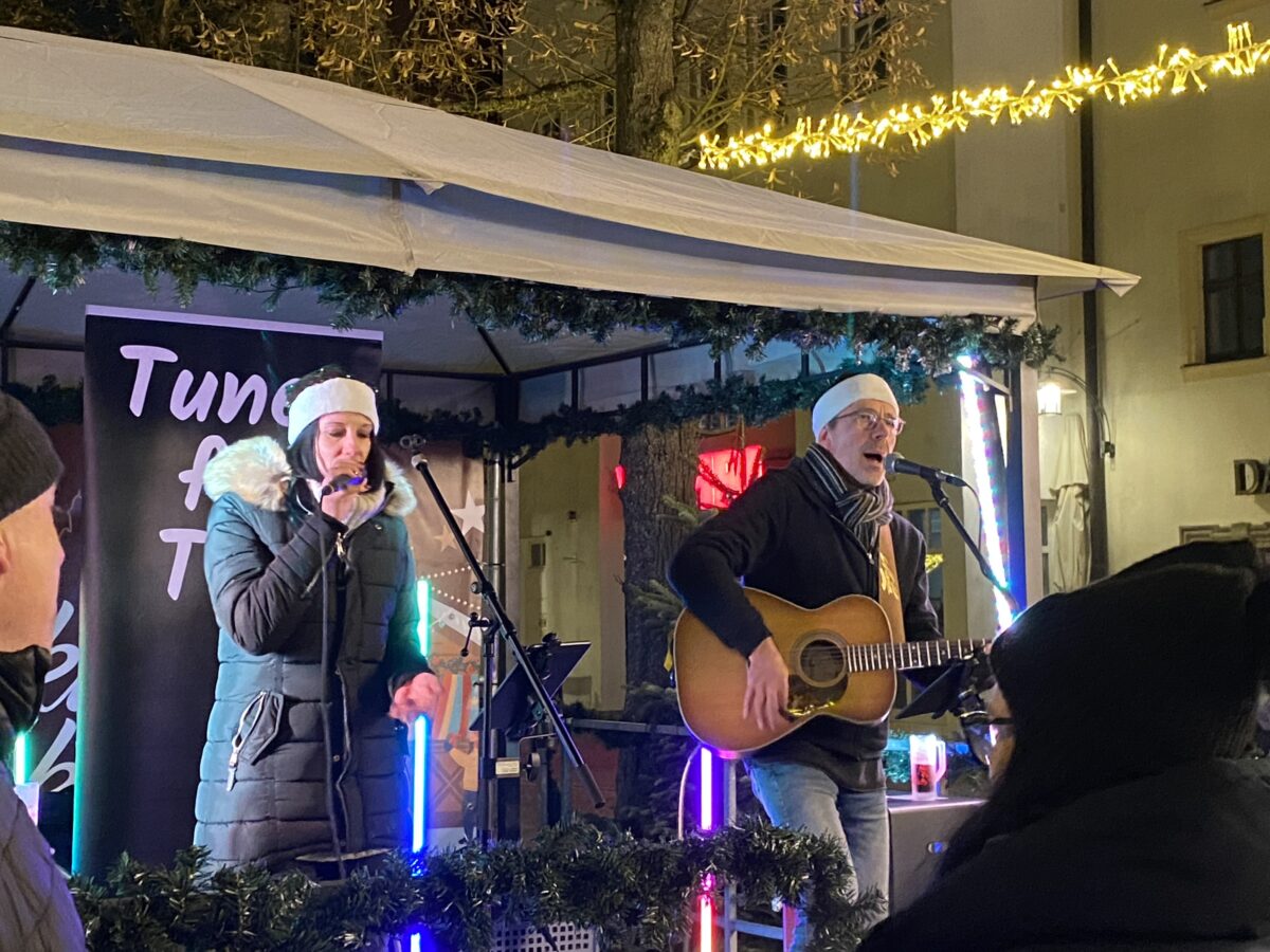 Akustikduo Tunes for Two rocken den Weidner Christkindlmarkt