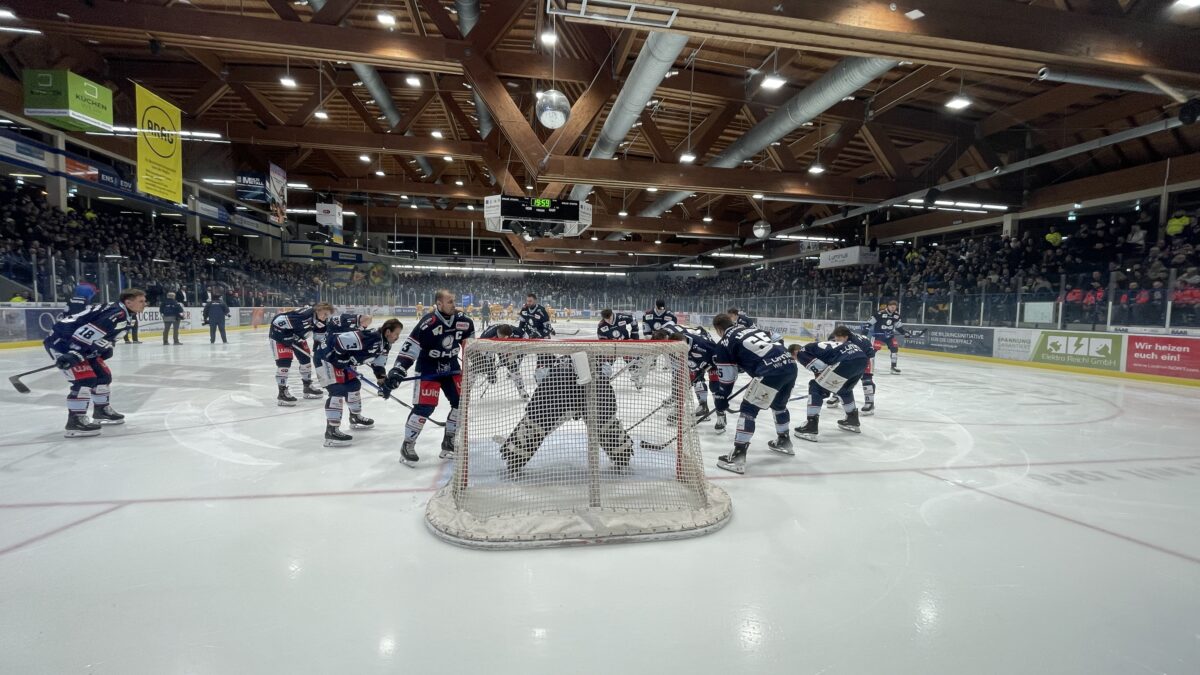 Die Moral der Blue Devils Weiden stimmt. In einem starken Team geht auch Kapitän Tomas Rubes voran. Szene aus dem Heimspiel gegen Weißwasser am 22.11 (Kaminsky).