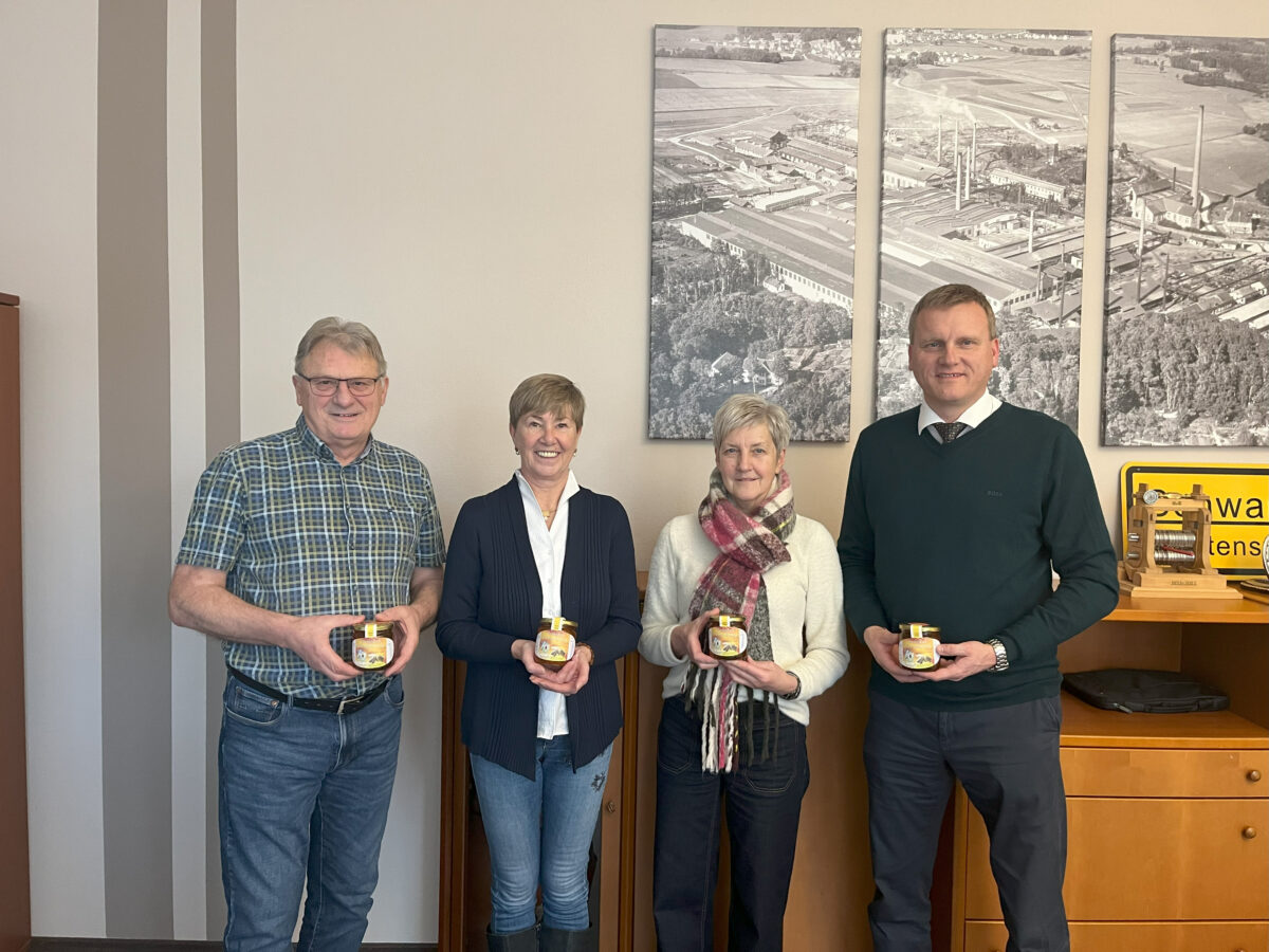 Imkerverein spendet 18 kg Honig an Dr. Loew soziale Dienstleistungen