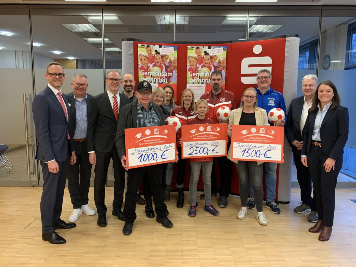 Jugendfußballprojekte durch Sparkasse gefördert