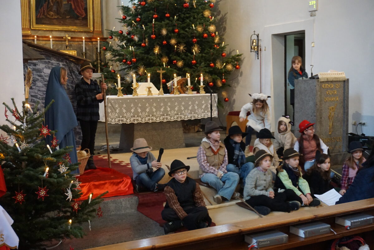 Begeisterte Kinder beim Krippenspiel in Flossenbürg