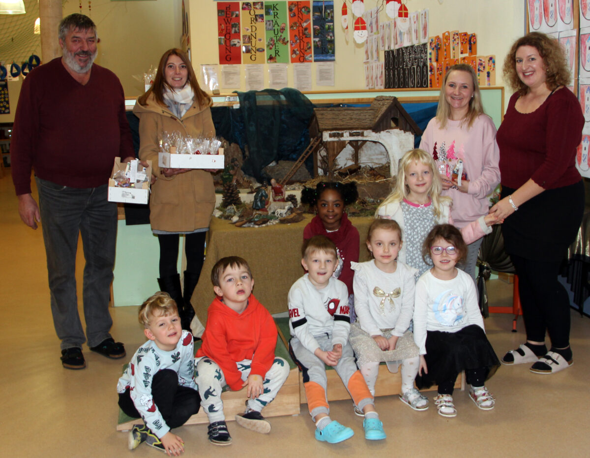 Weihnachtsfreude: Förderverein Kinderhaus spendet jeweils 100 Euro an jede Gruppe