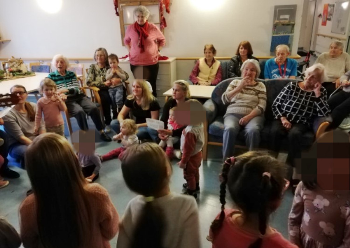 Adventssingen von Kindern für Senioren im Wohn- und Pflegeheim