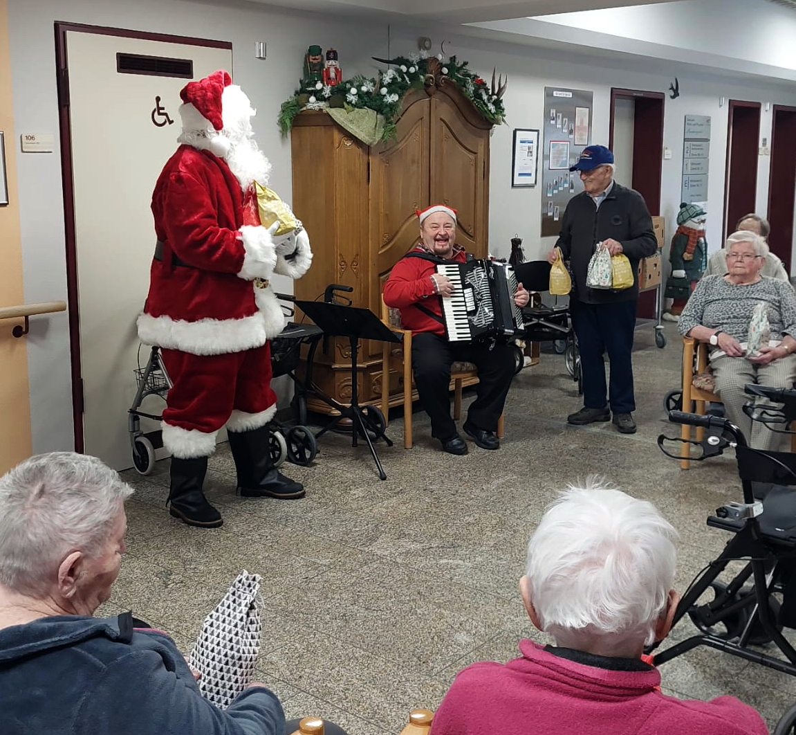 Kontakt-Club-Santa im Seniorenheim