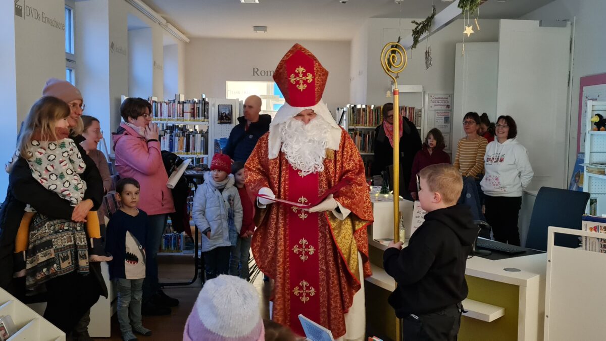 Nikolaus in der Stadtbibliothek Eschenbach