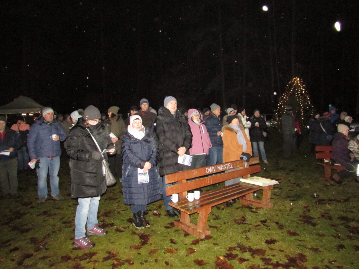 Regen trübt nicht den Geist der Waldweihnacht in Mantel