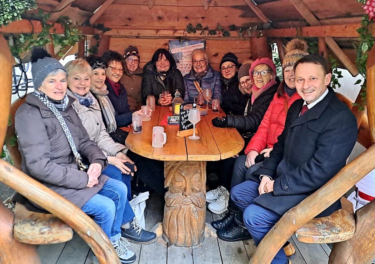 Rothenstadts Wanderelfen erobern Weidener Weihnachtsmarkt