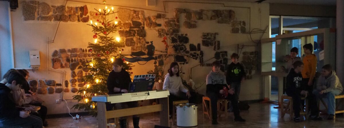 Schüler musizieren zur Einstimmung auf Weihnachten