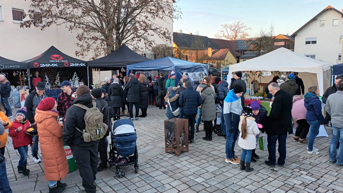 Schwarzenbacher Weihnachtsmarkt begeistert mit Herz und Handwerk