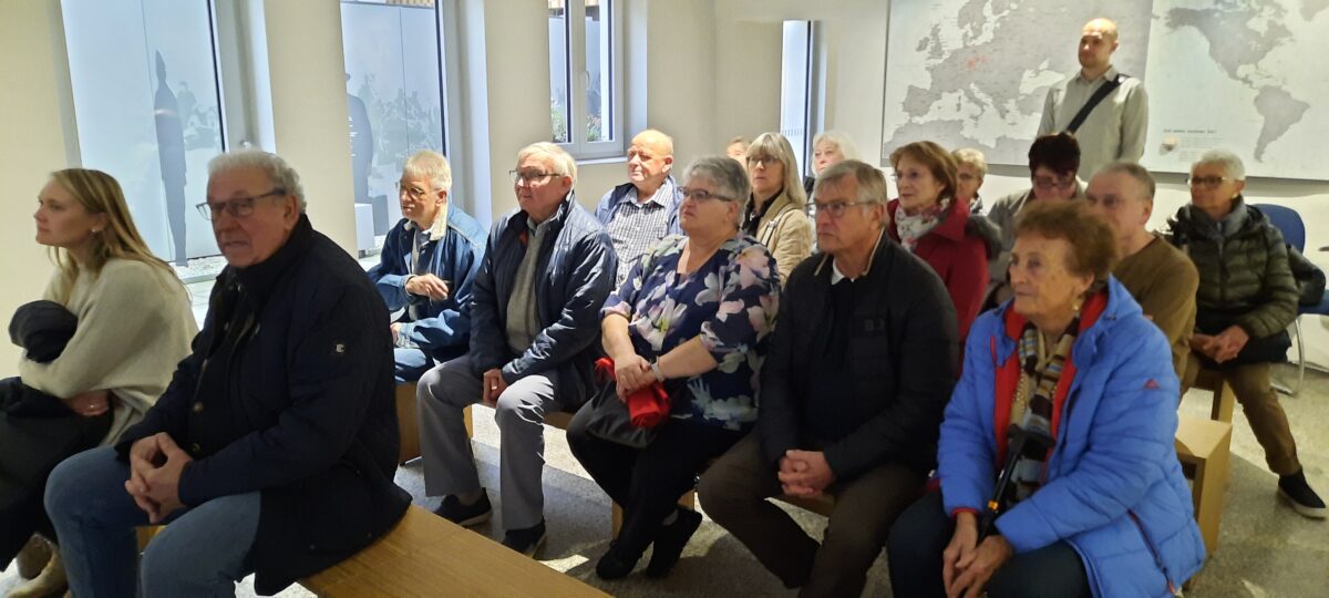 Senioren erkunden Museum „Flucht-Vertreibung-Ankommen“