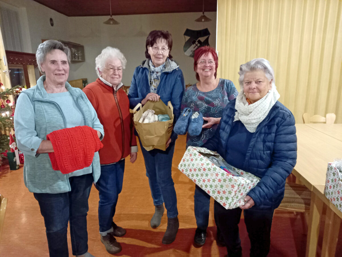 Fleißige Hände im Dienste der Gemeinschaft: Strickgruppe spendet Winterkleidung an Tafel