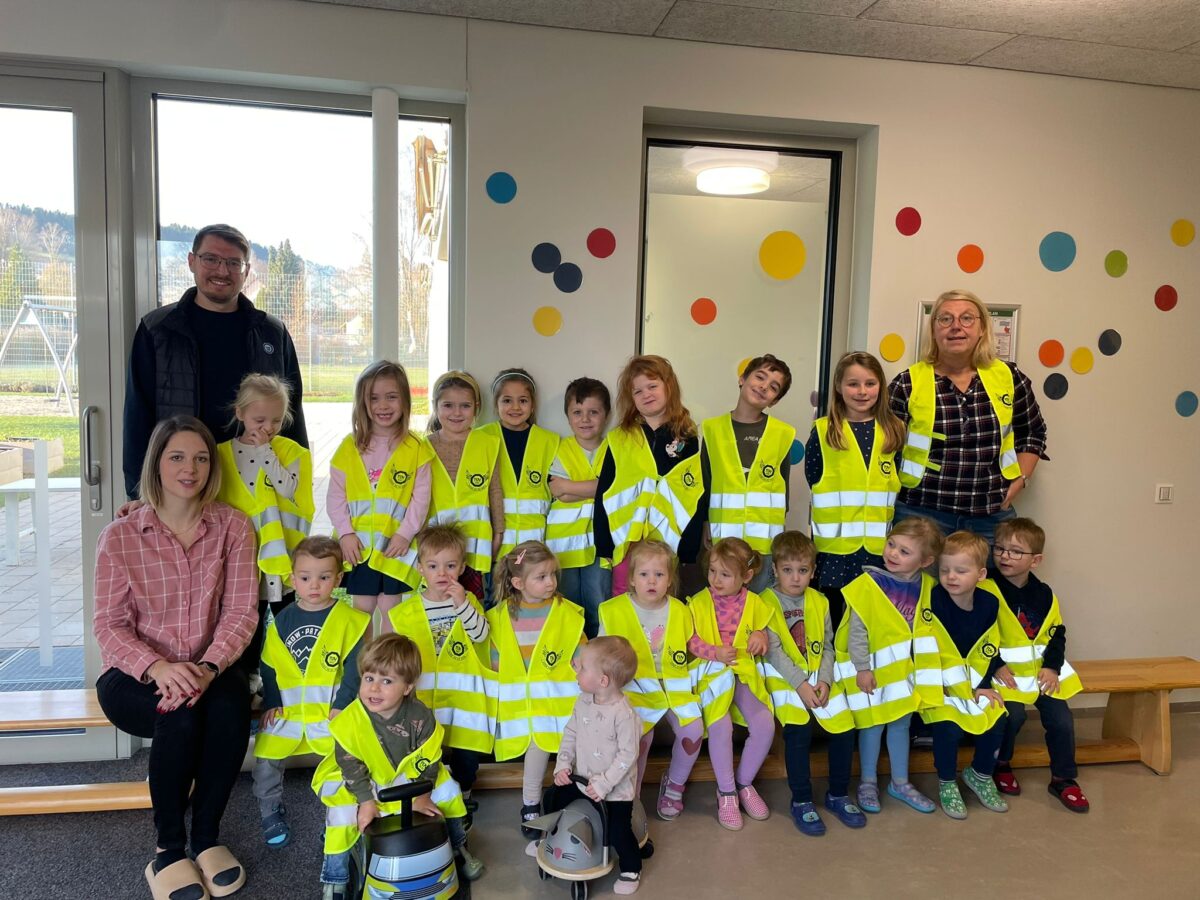 Bericht einreichen: TÜV Süd überreicht Warnwesten an Kinderoase Windischeschenbach