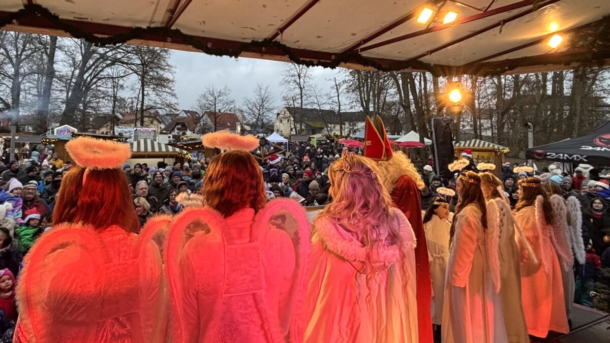 Teublitzer Weihnachtsmarkt bezaubert trotz Regen
