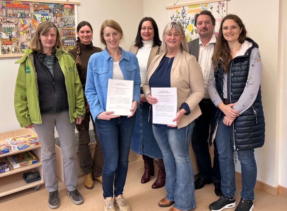 Grundschule und KiTa Trausnitz feiern zweite Naturpark-Zertifizierung