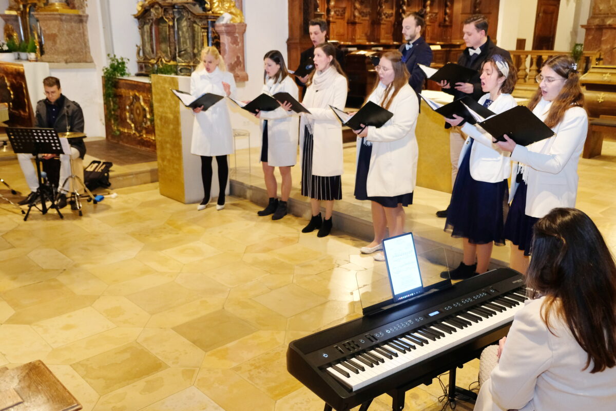 VOICES bezaubert: Himmelsklänge in Speinsharter Klosterkirche