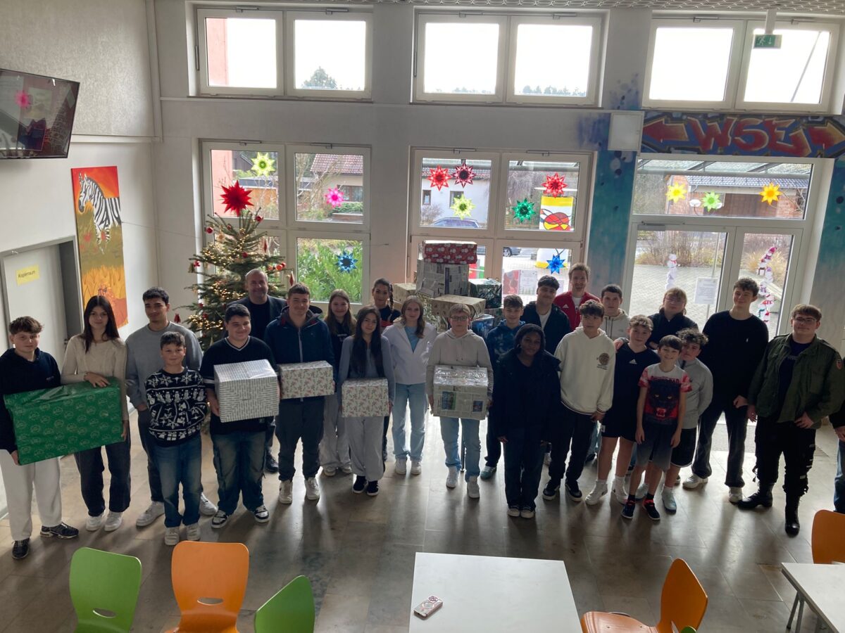 Weihnachtsfreude: Eschenbacher Schüler packen für Bedürftige