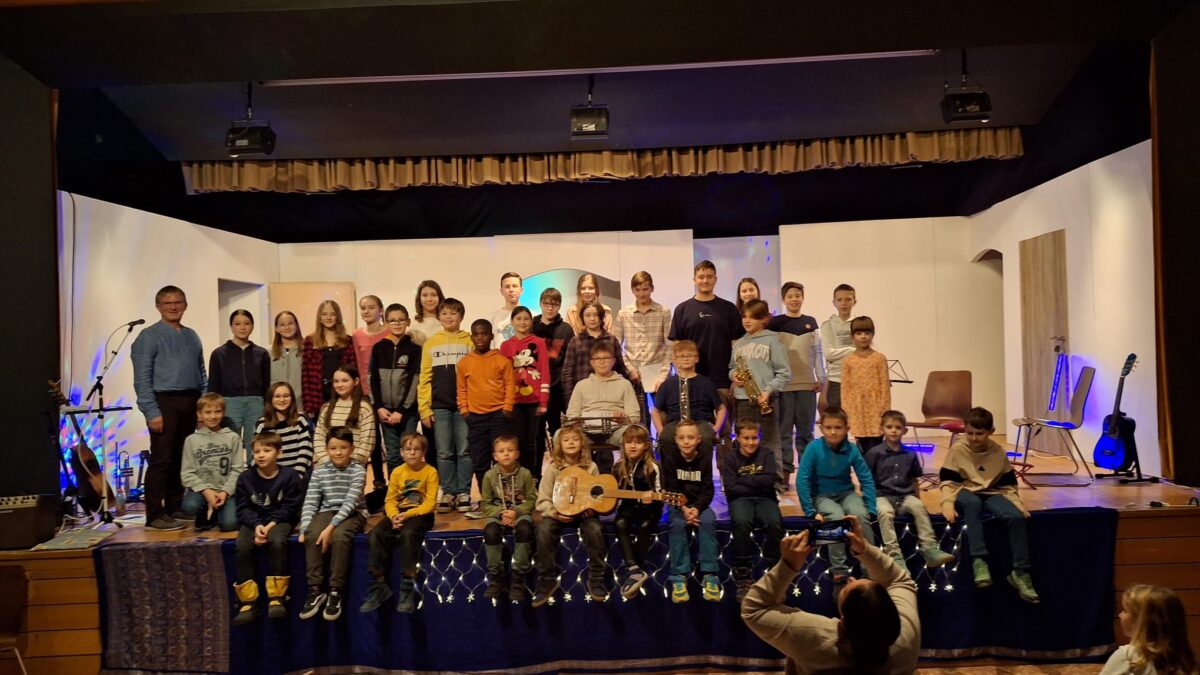 Grafenwöhrer Musikschüler begeistern mit weihnachtlichem Konzert